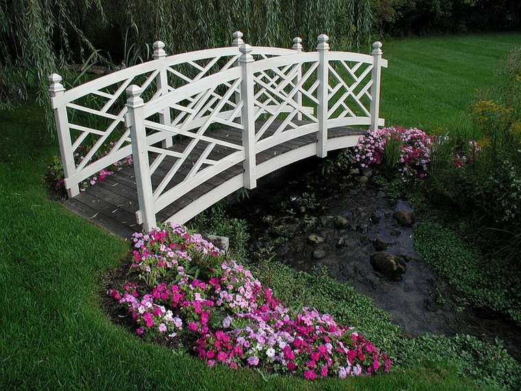 decoración jardin puentes blancos