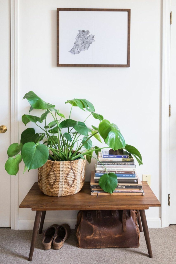 sobre mesa pequeña decoracion detalles vegetales canastas peuqña