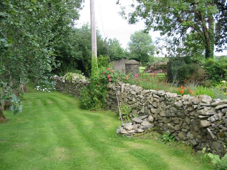 diseño jardín muro piedras