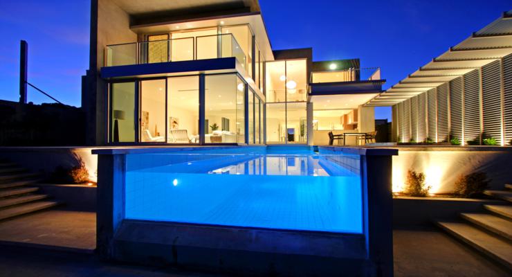 diseño piscina moderna vidrio