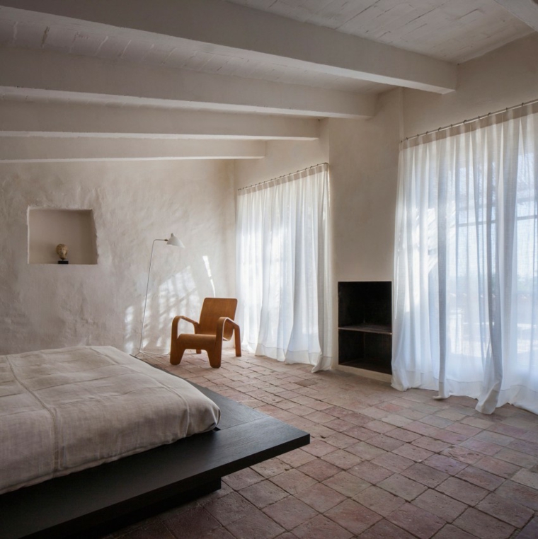 dormitorio casa cortinas blancas sillon madera ideas