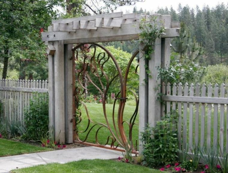 entrada jardín puerta hierro