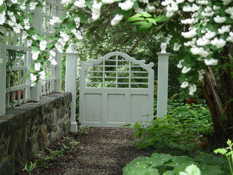 entrada puerta jardín blanca