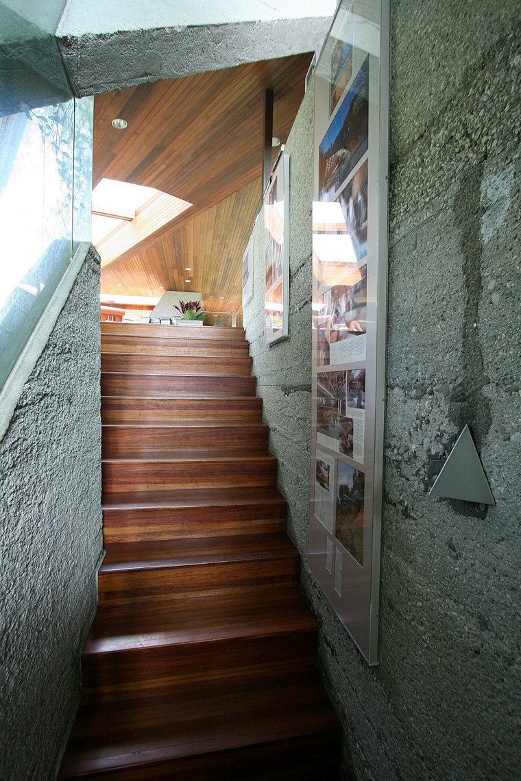 escalera interior casa colina ideas