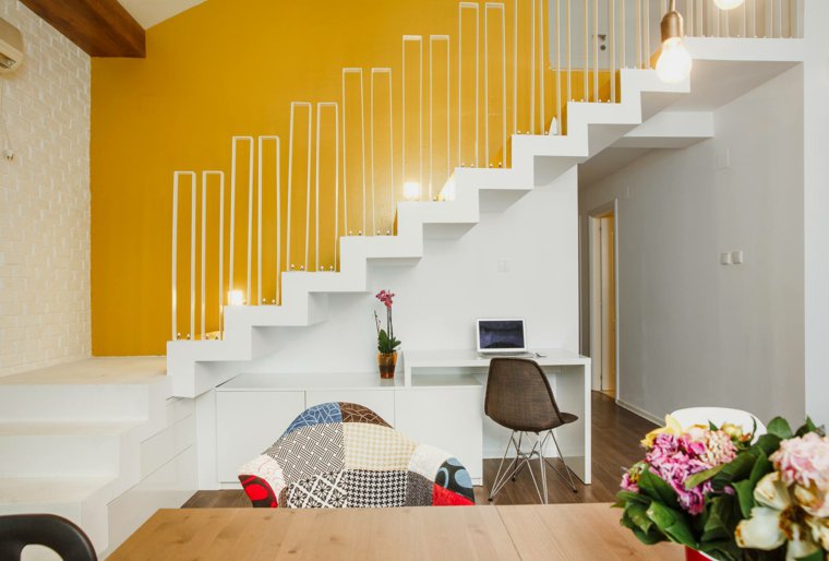 escaleras blancas pared amarilla casa ideas