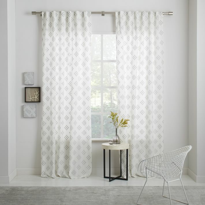 cortinas de color blanca con estampa geometrica estampa geometrica cortinas plateada ideas