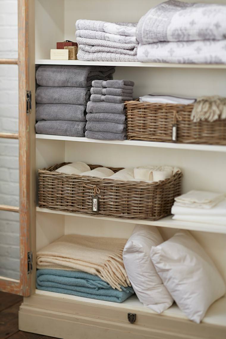 estantes armario baño ropa ordenada
