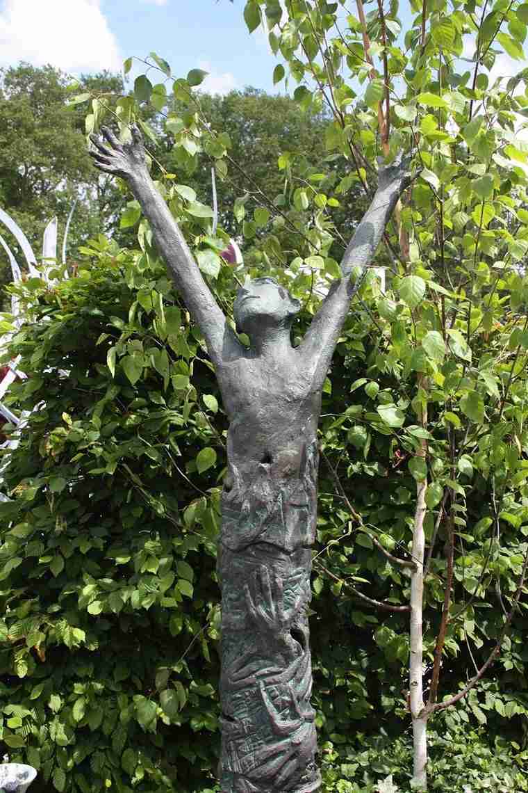estatua bronze chico mirando cielo ideas