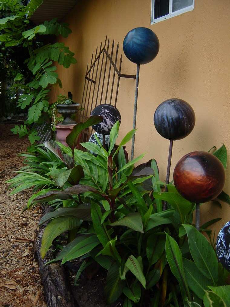 estatua jardin bolas palos colores ideas