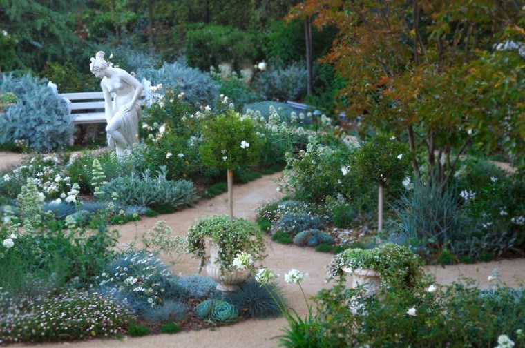 estatua jardin caminos grava plantas ideas