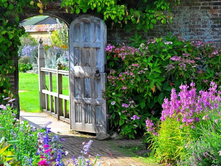estupenda puerta madera jardín