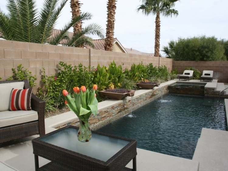 piscina con fuentes agua jardin moderno