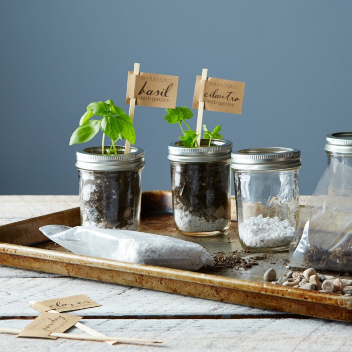 detalles con marcadores hierbas aromaticas detalles banderas madera