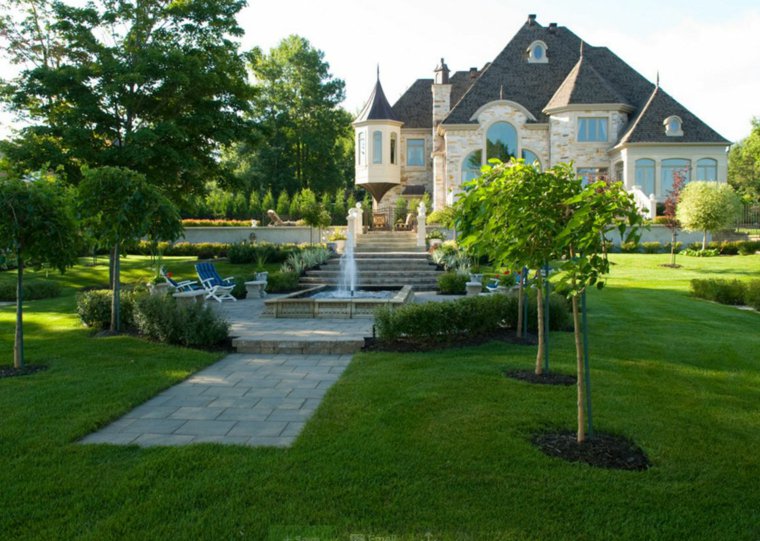 jardin clasico fuente sillones jardin cesped ideas