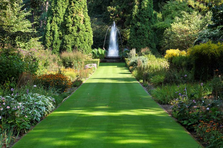 jardin clasico camino cesped rodeado plantas ideas