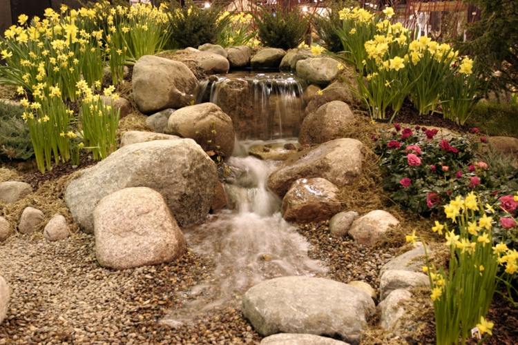 jardin piedras grandes flores caida agua ideas