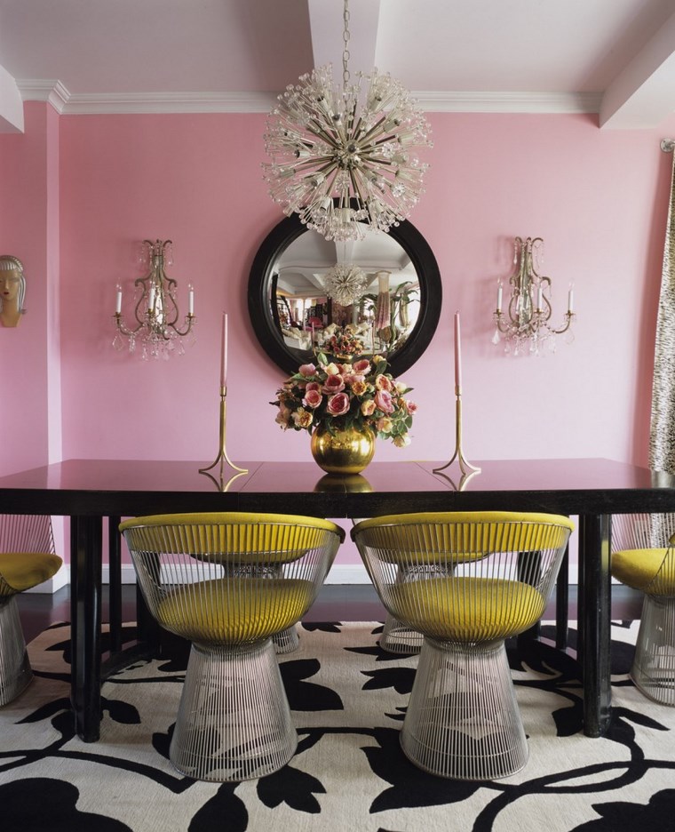 mezcla de colores vivos comedor pared rosa sillas amarillas ideas