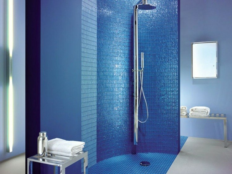 mosaico baño color azul intenso