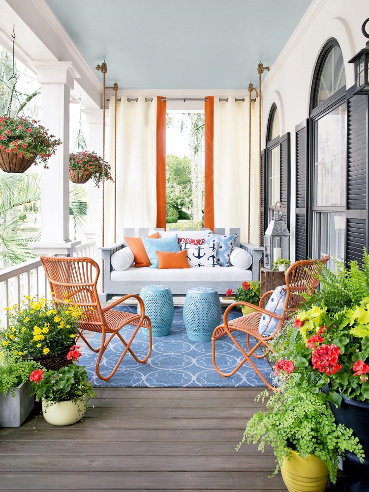 muebles balcon cortinas plantas alfombra azul ideas