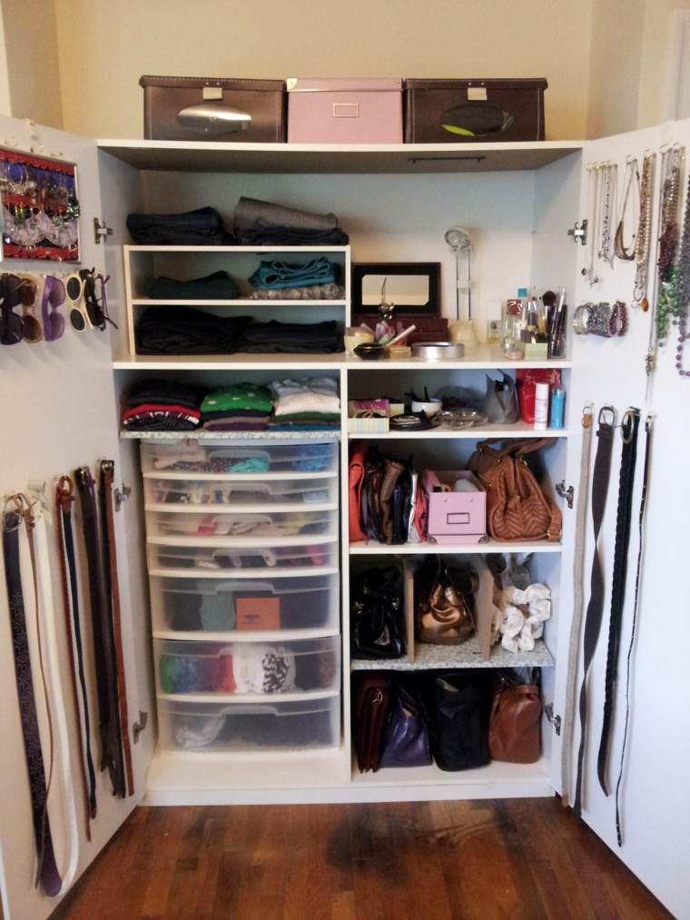 armario pequeño bien organizado