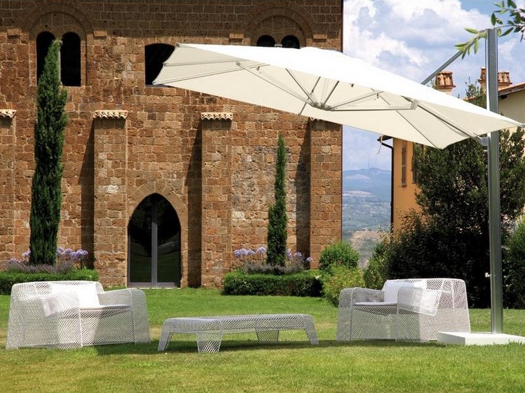 sol y sombra aire libre opciones muebles sombrilla blanca ideas