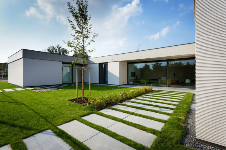 casa muy luminosa JVArchitekt & KAMKAB!NET disenaro casa blanca limpia mucha luz natural ideas