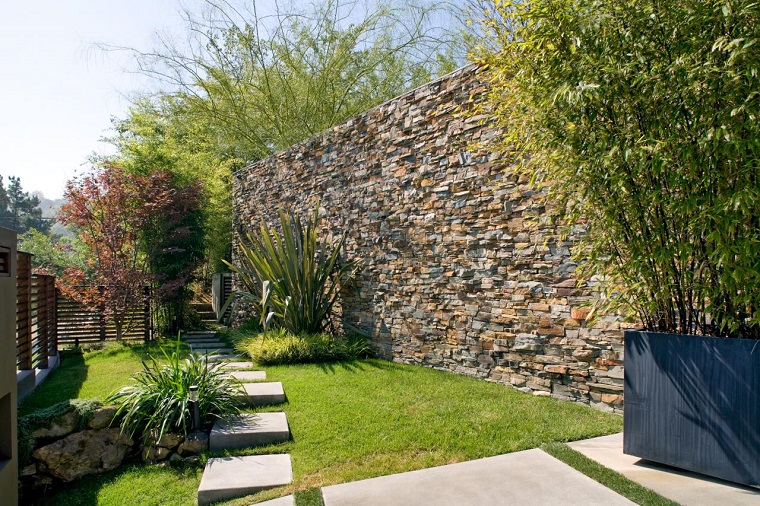 jardín con valla muy alta Jeff Troyer Associates residencias camino jardin cesped ideas