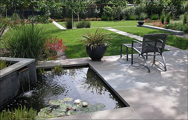 caidas agua jardin cesped tumbona ideas
