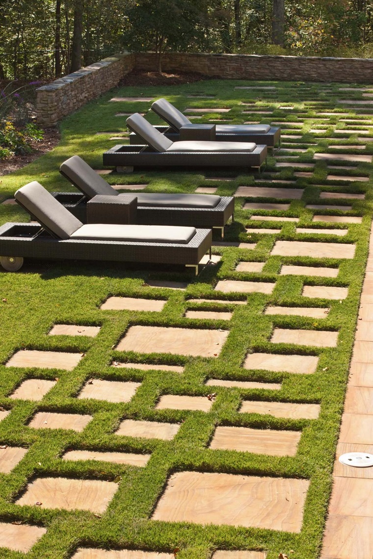 tumbonas preciosas en el jardín camino jardin cesped tumbonas descanso ideas