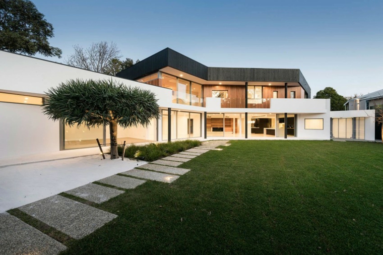 residencia moderna con jardín amplio caminos jardin cesped residencia moderno ideas