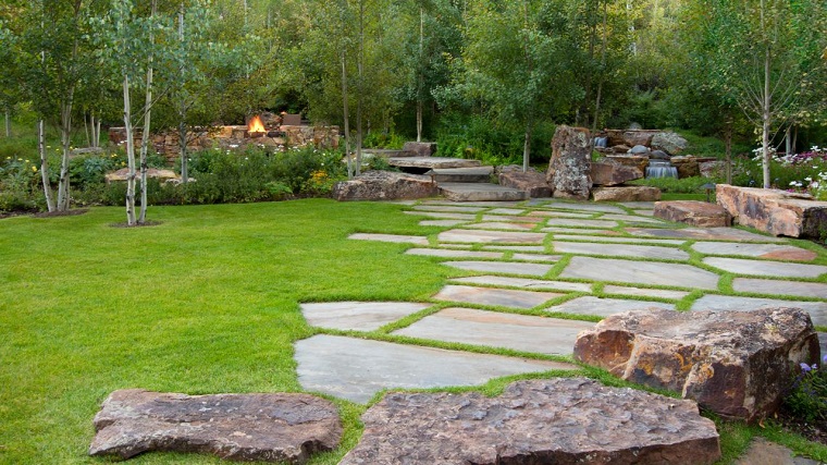 piedras grandes decoran el jardín caminos jardin cesped rocas decorativas ideas