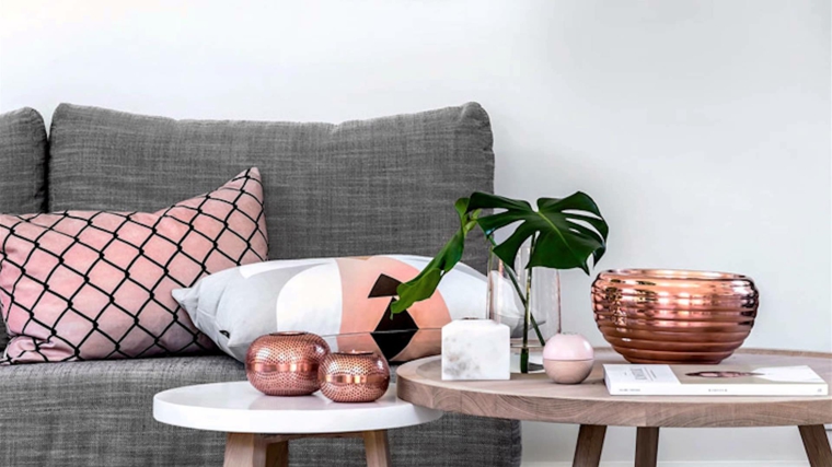 deco cojines sofá tonos rosados