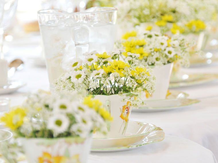 florecitas mesa blancas deco amarillas