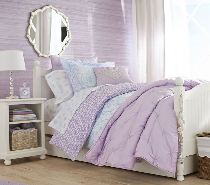 cama y mesita de noche de madera blancas habitacion niña diseno paredes ropa cama purpura ideas