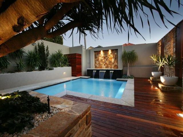 jardín pequeño con piscina iluminada iluminacion jardin piscina macetas opciones ideas
