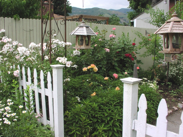 valla de madera blanca y flores en la entrada imagenes paisaje jardin valla madera blanca ideas