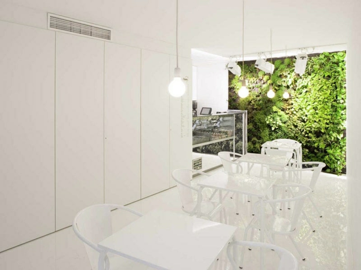jardin vertical diseño blanco sillas decorado luces