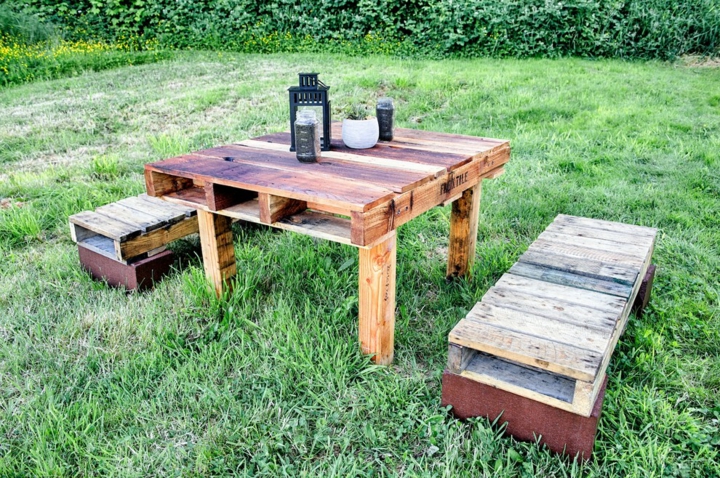 mesa de madera en patio amplio mesas bajas ardines estilos puentes lamparas