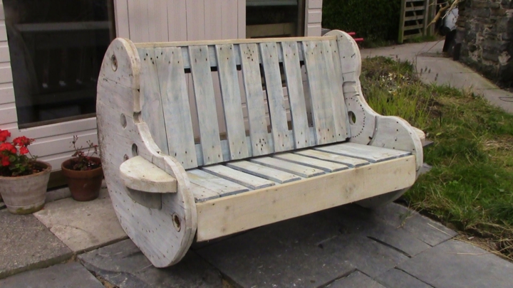 mueble de diferentes maderas muebles jardin con palets sistemas efectos flores