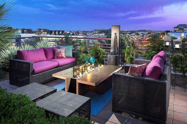 muebles terraza cojines purpura mesa fuego ideas