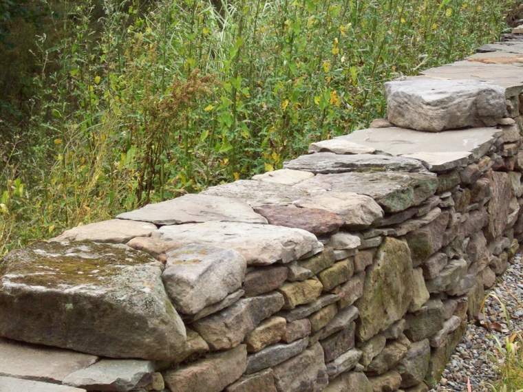 diseño muro de piedras planas
