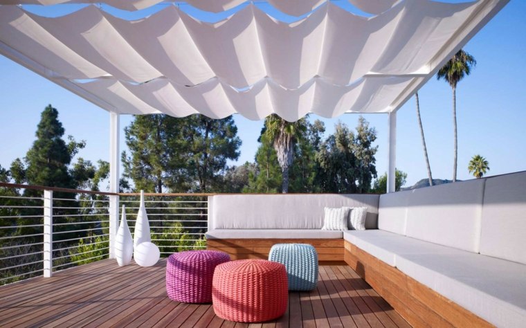 pergola tela blanca otomanas colores terraza ideas
