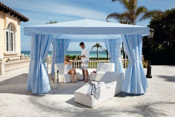 Sombra para espacios exteriores con artículos imprescindibles.