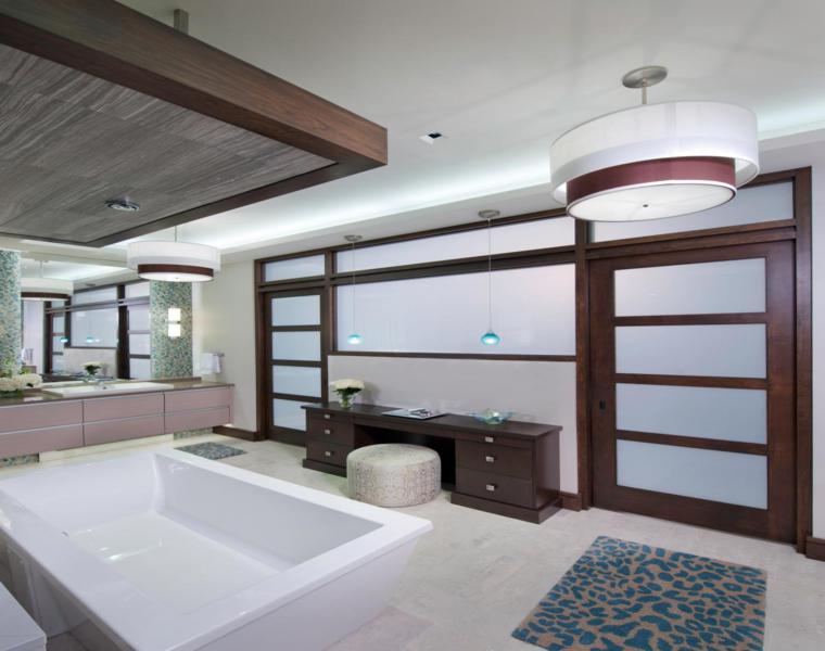 baño moderno con elementos de madera acento color felpudo bañoo