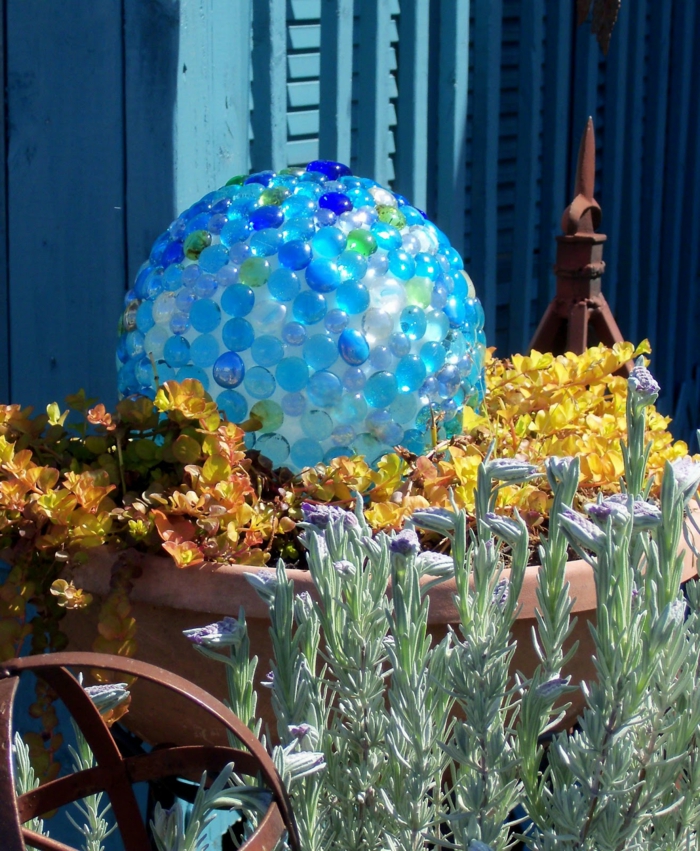 solucion decorativa para exteriores azules claros bolas materiales pequeñas