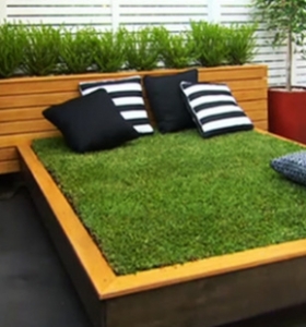 Cama exterior creativa para terrazas y patios funcionales