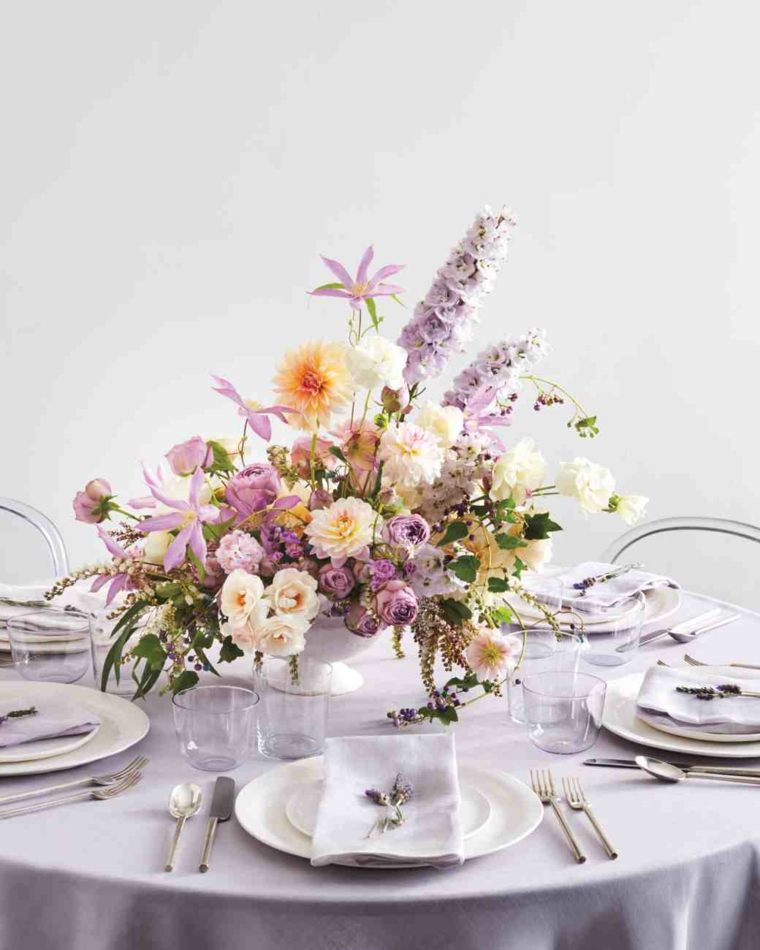 centros mesa sencillos para boda flores mantel purpura ideas