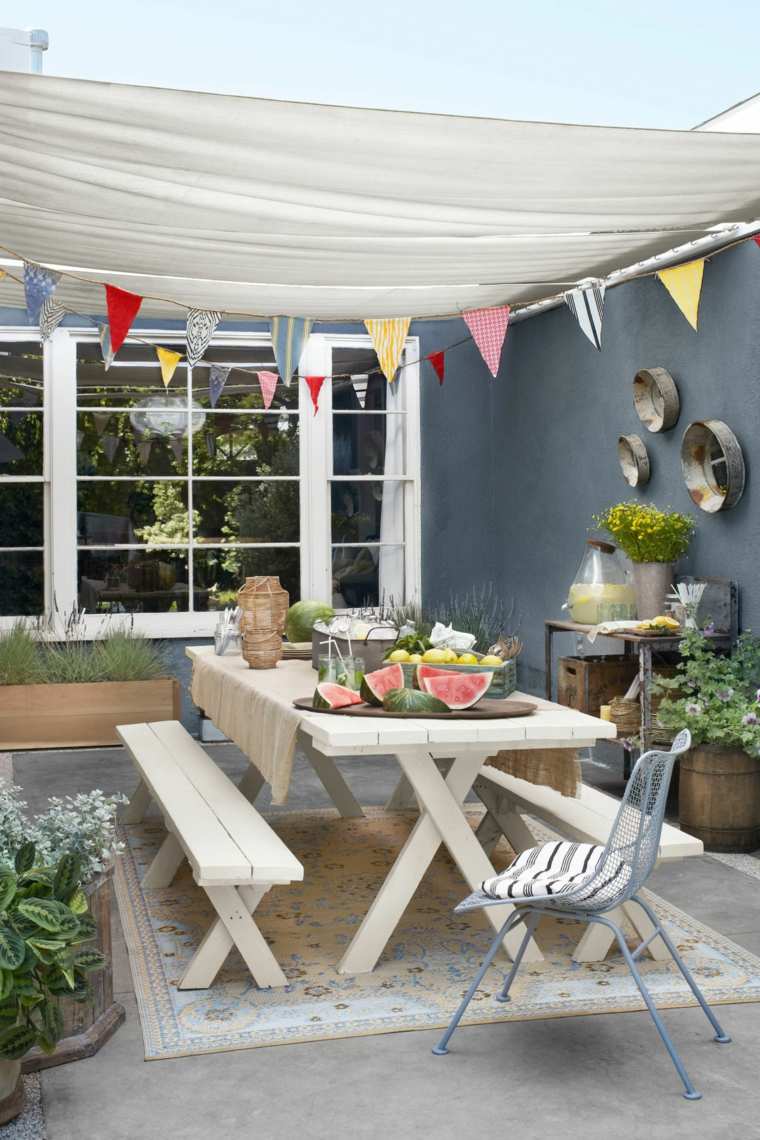 decoracion romantica mesa banco sillas jardin pequeno ideas