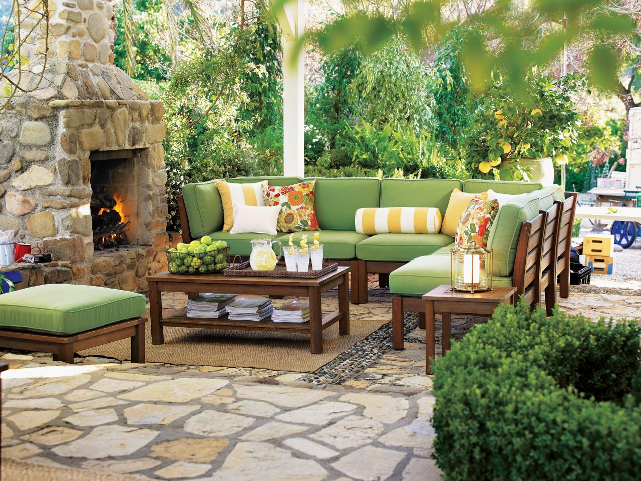 iluminar-jardin-moderno-farolas-chimenea-muebles-madera