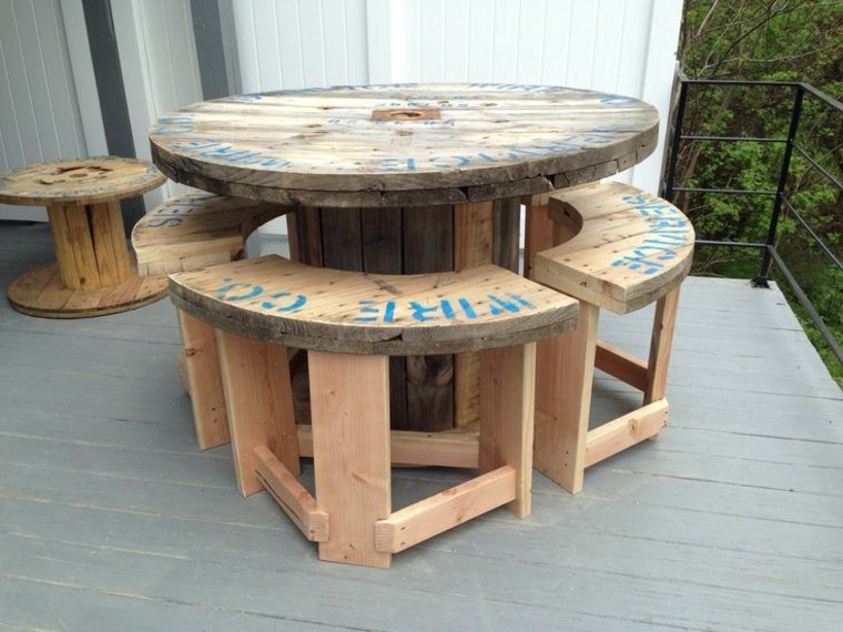 mesa redonda bancos madera carrete